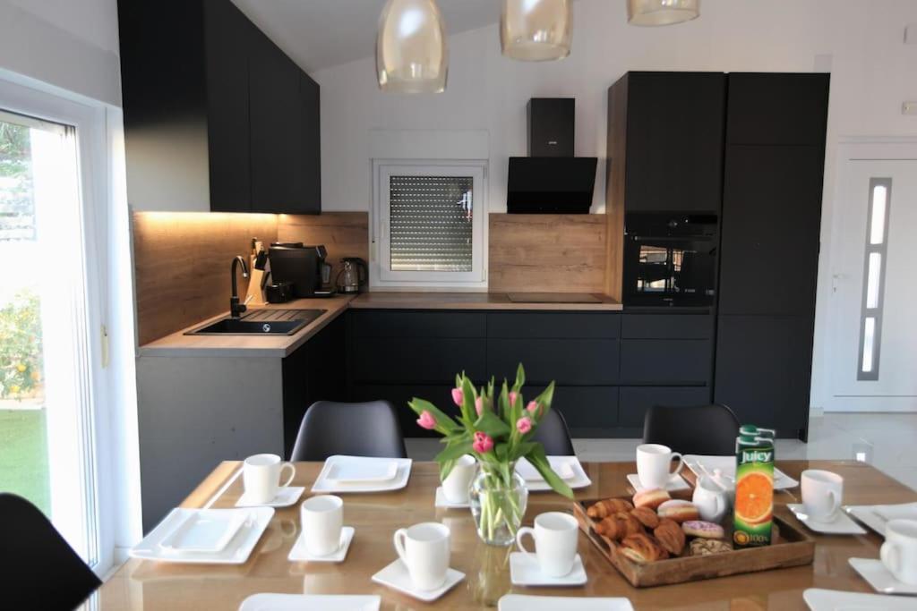 Luxury Villa Lana Apt, Seaview Terrace, Large Outdoor Space, Bbq โตรกีร์ ภายนอก รูปภาพ