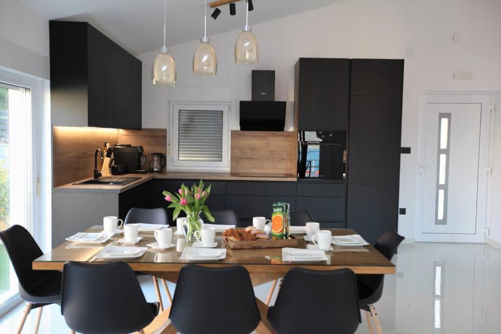 Luxury Villa Lana Apt, Seaview Terrace, Large Outdoor Space, Bbq โตรกีร์ ภายนอก รูปภาพ
