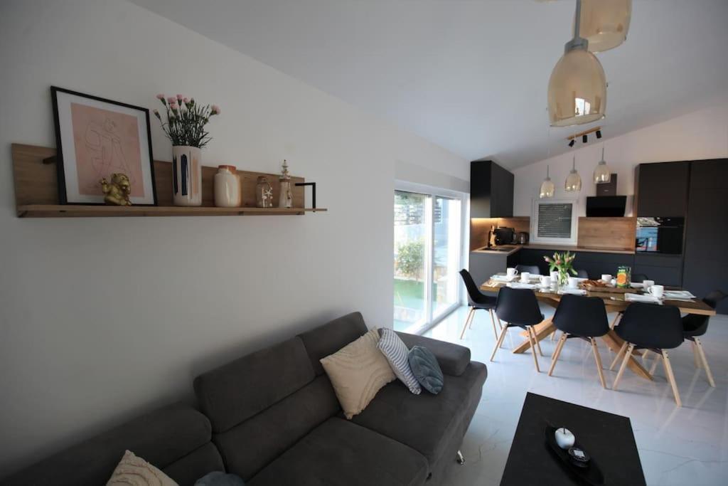 Luxury Villa Lana Apt, Seaview Terrace, Large Outdoor Space, Bbq โตรกีร์ ภายนอก รูปภาพ