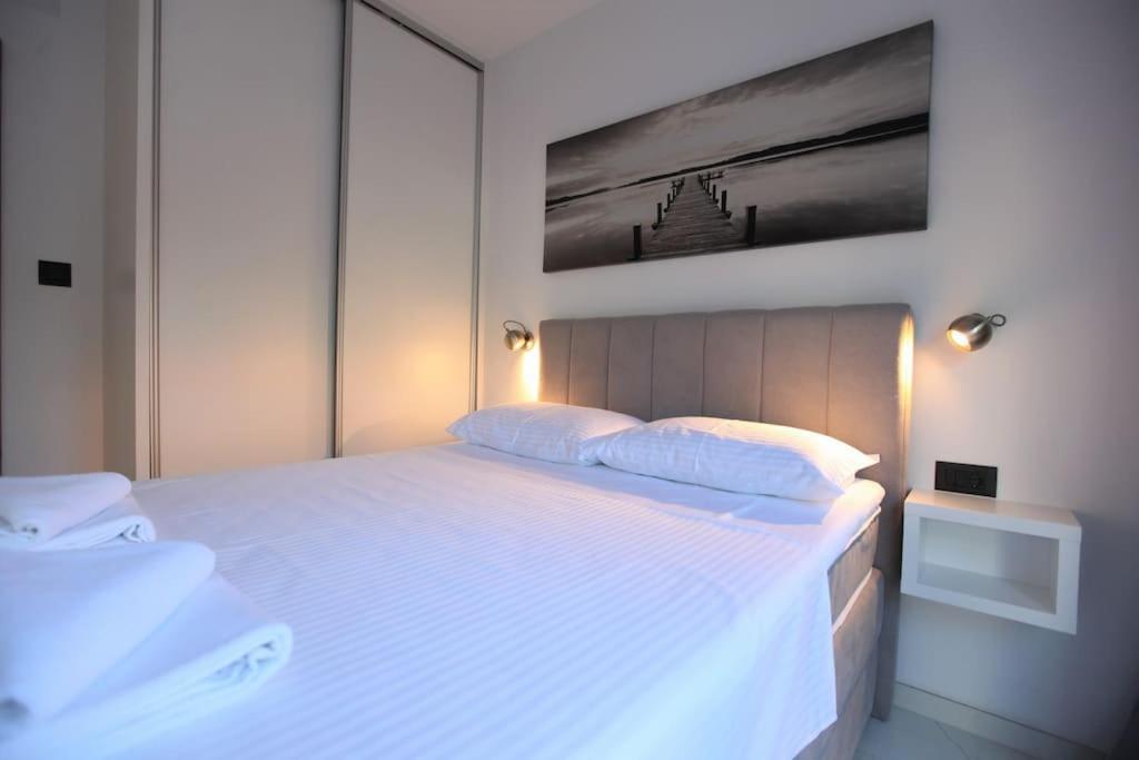 Luxury Villa Lana Apt, Seaview Terrace, Large Outdoor Space, Bbq โตรกีร์ ภายนอก รูปภาพ