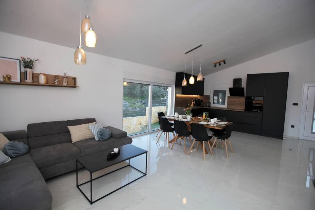 Luxury Villa Lana Apt, Seaview Terrace, Large Outdoor Space, Bbq โตรกีร์ ภายนอก รูปภาพ