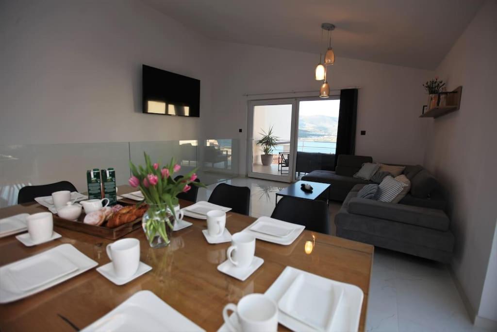 Luxury Villa Lana Apt, Seaview Terrace, Large Outdoor Space, Bbq โตรกีร์ ภายนอก รูปภาพ