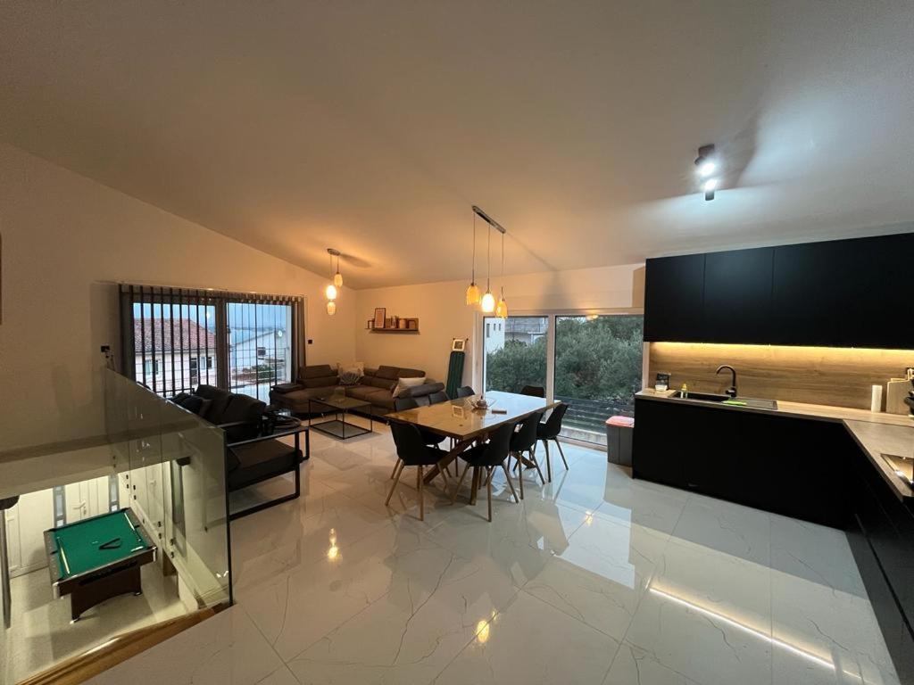 Luxury Villa Lana Apt, Seaview Terrace, Large Outdoor Space, Bbq โตรกีร์ ภายนอก รูปภาพ